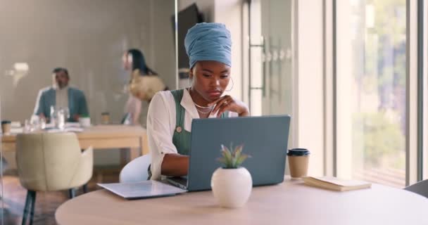 Офисный Ноутбук Мыслящая Чернокожая Женщина Читающая Феерические Обзоры Социальных Сетей — стоковое видео