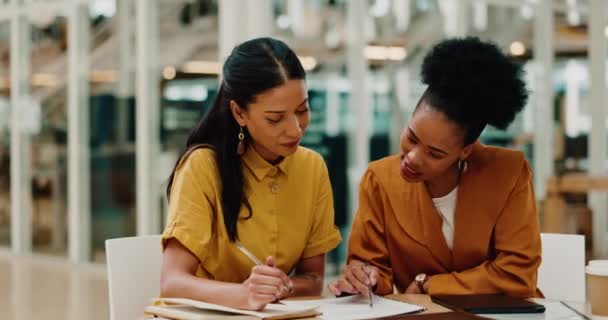 ワークスペース計画戦略 B2B交渉および契約審査におけるチームワーク ビジネス女性 紙仕事 パートナーシップを持つ黒人女性 オンボードと法的コミュニケーショントーク — ストック動画