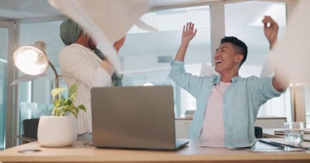 笔记本电脑 合作和赢家与一个商业团队扔文件庆祝在一起工作 团队精神 击掌和成功的多元伙伴关系 庆祝一项指标或目标 — 图库视频影像