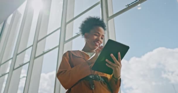 Черная Женщина Корпоративная Планшетная Веб Дизайна Технологиями Профессиональная Цифровым Маркетингом — стоковое видео