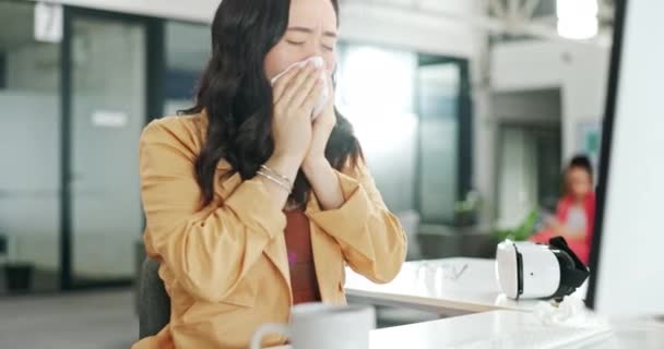 オフィス 鼻組織や女性は 創造的なUxのWebデザインに取り組んでいる間 インフルエンザ 風邪や流行のウイルス感染症で病気 くしゃみ 冬の病気やアレルギーを持つアジアの従業員 — ストック動画