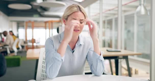 頭痛の問題を持つ精神衛生 ストレスやビジネスの女性は 仕事のミスを燃焼し 落ち込んで動作します 医療危機 オフィスのうつ病 キャリアに対する悲しい企業の従業員が失敗する — ストック動画