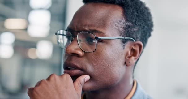 スタートアップ戦略のアイデアを持つ思考 ビジネスマンとプランニングオフィスの従業員 プロジェクトと意思決定のためのメガネを扱う黒人男性の会社 アイデアやマーケティング代理店のソリューションプラン — ストック動画