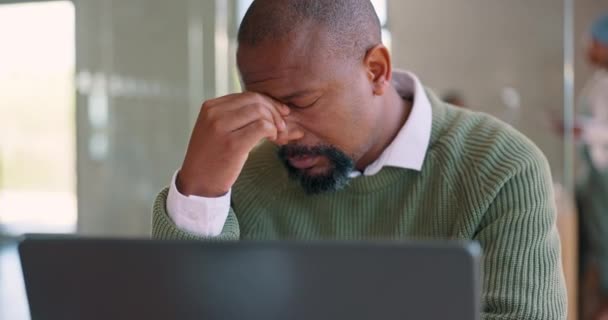 Laptop Stress Headache Businessman Typing Review Finance Portfolio Stock Market — Stockvideo
