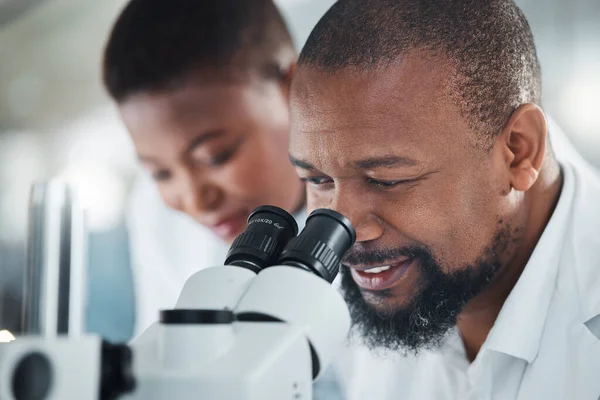 Problem Solving What Best Mature Man Using Microscope Lab — Photo