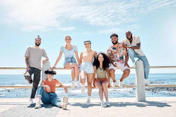 Beach Days Made Friends Full Length Shot Diverse Group Friends — kuvapankkivalokuva
