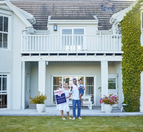 Our New Home Young Family Posing Front House Sold Sign — Stock fotografie