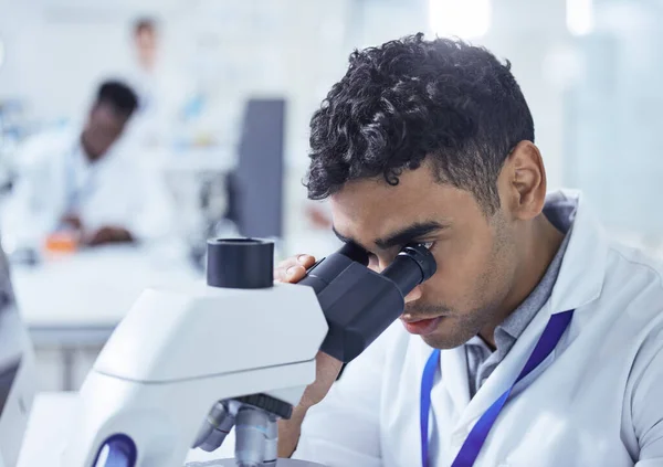 Hes Next Mission Young Male Lab Technician Using Microscope — Photo