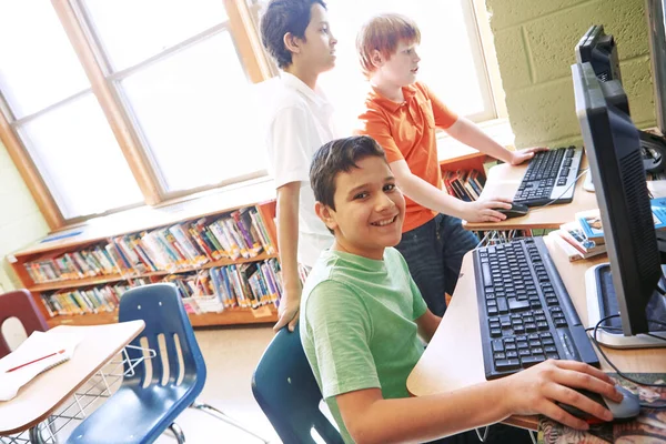 肖像画 计算机和同学在课堂上与一个男孩在网上工作在一个学校的教育项目 男孩从事学习 成长或发展研究的儿童 教室和互联网 — 图库照片