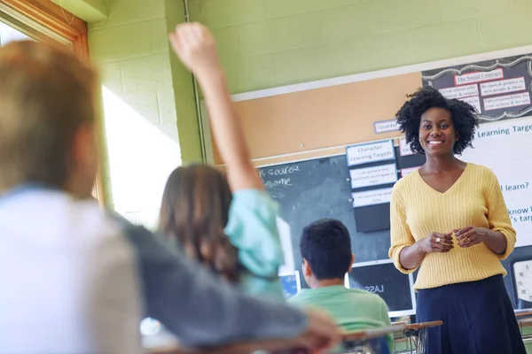 在课堂或学校学习 提问的老师和学生 发展和奖学金女生举手回答问题 学习或帮助快乐的黑人妇女和教育工作者 — 图库照片