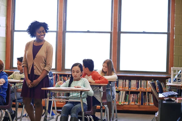 学习和有教师在教室或小学的学生 奖学金 发展和与快乐的黑人妇女一起读书写字的孩子以及教育人员检查工作 — 图库照片