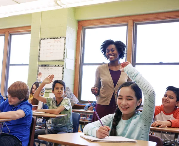 教师和孩子们举手提问或回答一个学习的学术问题 多样性 学校和小学儿童在课堂上与女教育者交谈 — 图库照片