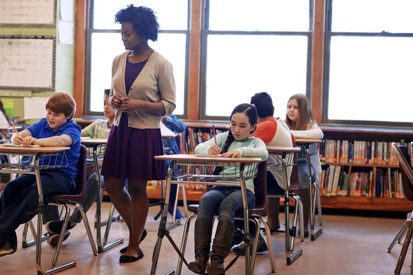 课堂和女教师 重点和教育促进发展 学习和未来 黑人妇女和在课堂上吃饭的学生 多样性和用于写作考试的笔记本 — 图库照片