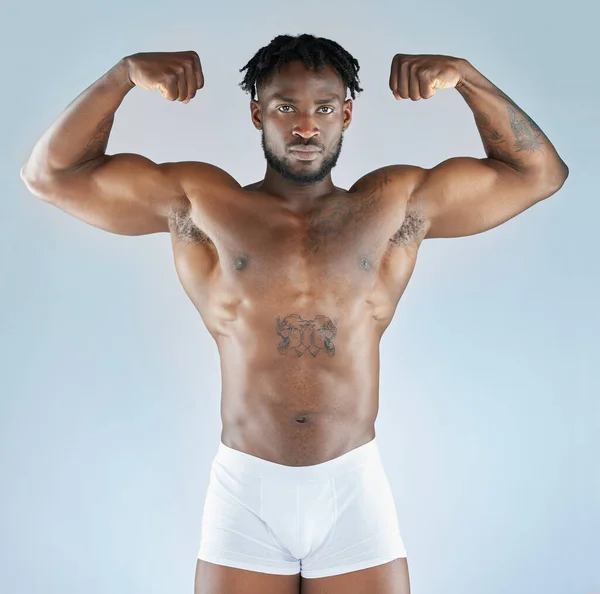 Strong Out Studio Shot Handsome Young Man Flexing His Muscles — Stok fotoğraf