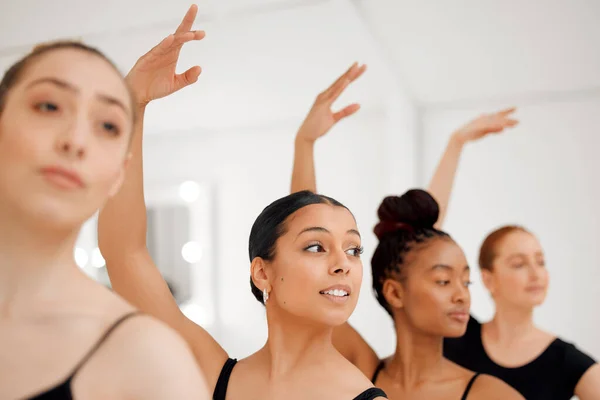 Grace Taught Everything Know Group Ballet Dancers Practicing Routine — Stockfoto