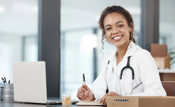 Tell What Ails You Cropped Portrait Attractive Young Female Doctor — Foto Stock
