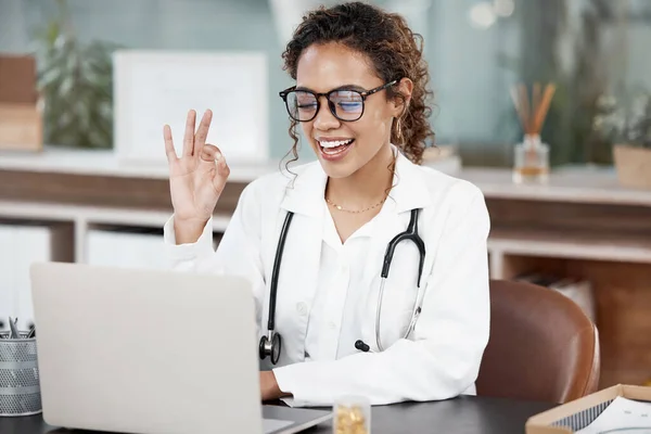 Youre Good Attractive Young Female Doctor Working Her Desk Office — Foto Stock