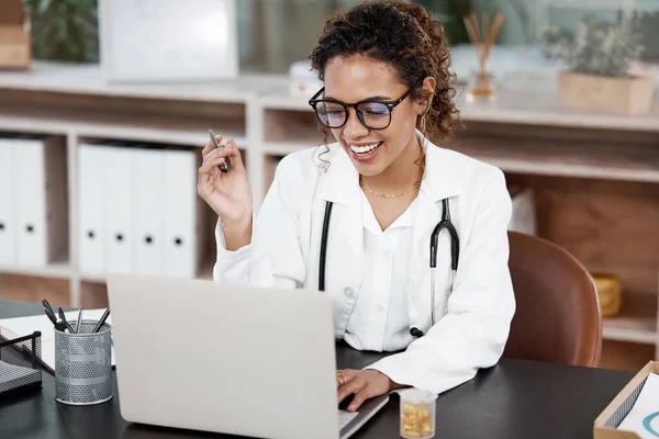 Seeing Patients Remotely Attractive Young Female Doctor Working Her Desk — Foto Stock