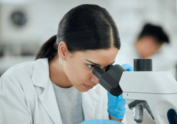 Worked Entire Life Get Here Young Woman Using Microscope Scientific — Photo