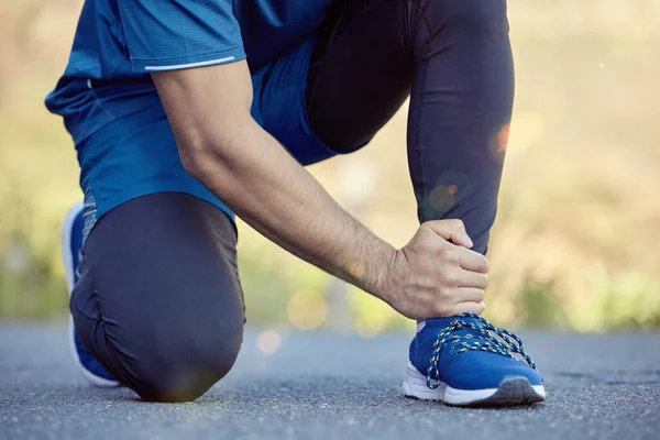 Ankle Pain Result Poor Running Shoes Unrecognisable Man Kneeling Suffering — Foto de Stock