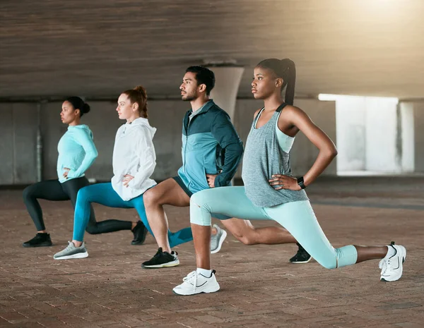 Ease Stretch Group Friends Practicing Lunges Together — Stockfoto