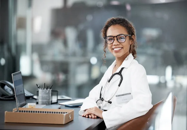 Its Good Day Doctor Cropped Portrait Attractive Young Female Doctor — Foto Stock