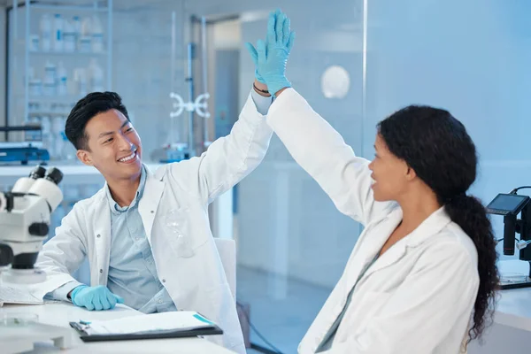 Best Best Two Lab Technicians High Fiving One Another — Zdjęcie stockowe