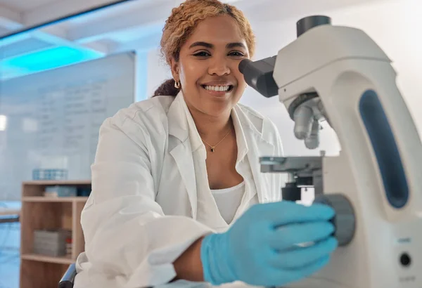 Proud Work Field Young Female Lab Worker Analysing Samples Microscope — Photo