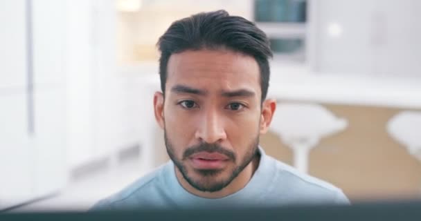 Computer Remote Work Confused Man Home Office Frustrated Glitch 404 — Stockvideo