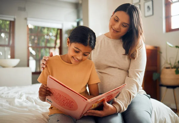 Вагітна Мати Читає Дітям Навчання Вивчення Мови Домашнього Розвитку Підтримки — стокове фото