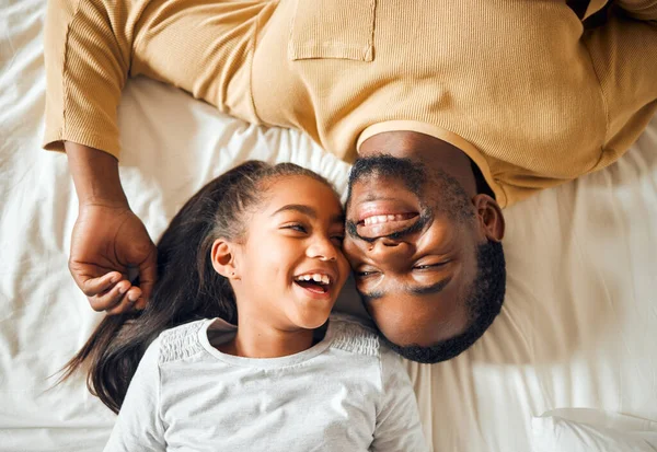 Чорна Сім Батько Дочка Люблять Ліжку Посмішкою Обличчі Або Сміються — стокове фото