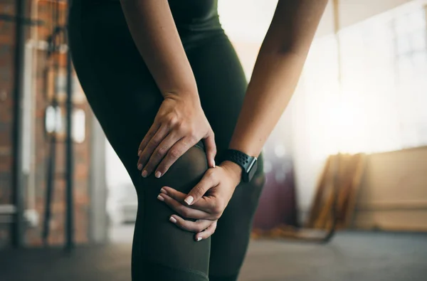 妇女和健康事故 疼痛和医疗紧急情况 在健身房锻炼造成的肌肉紧张 运动锻炼 有炎症的手和训练时受伤的腿 — 图库照片