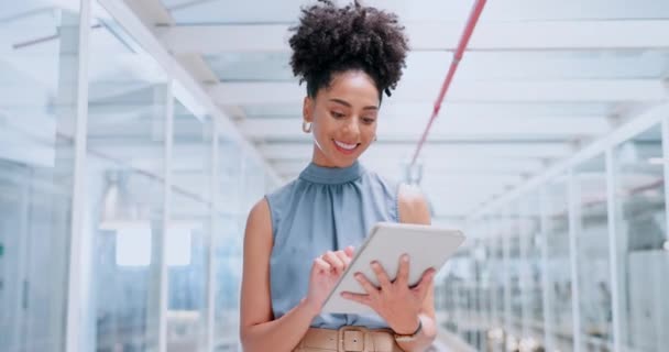 職場でのタブレット タイピング デジタルマーケティング 笑顔とフォーカスを持つ企業 女性と起業家 女性従業員 オンライン研究で忙しいリーダーとコンサルタント アプリとスケジュール計画 — ストック動画