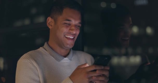 スマートフォン 夜とビジネスの男は グローバルチャット 面白い通知やソーシャルメディアのためのモバイルアプリを入力します デジタルコミュニケーションのために暗いオフィスで電話や携帯電話を使用して幸せな企業の労働者 — ストック動画
