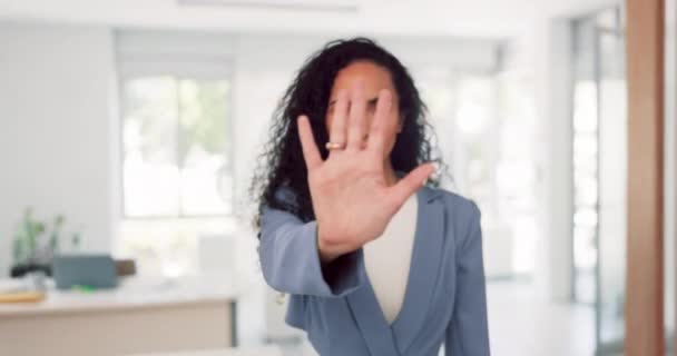 由于在工作场所坚决而严肃地表示拒绝 女商人和面带微笑 公司黑人妇女在办公室肖像与手掌缩放警告 歧视或骚扰 — 图库视频影像