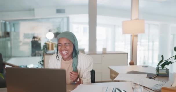 営業目標 勝者または取引のお祝いのためのラップトップ上のイスラム教徒の女性のビジネス 成功と巻き戻し ハッピーヒジャーブ労働者 コンピュータや目標を祝う 利益の紙や動機を投げる — ストック動画