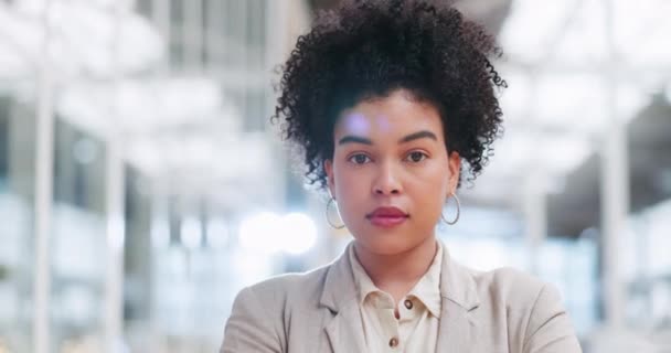 Обличчя Мислення Або Бачення Ділова Чорношкіра Жінка Роботі Стоїть Офісі — стокове відео