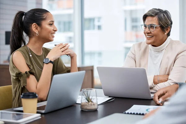 Idea Were Bouncing Each Other Two Businesswomen Having Meeting Office —  Fotos de Stock