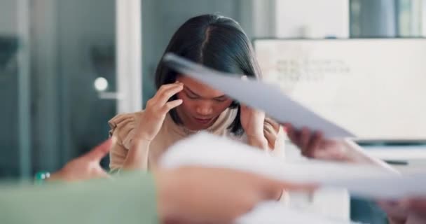 办公室会议和女商务人士紧张 焦虑或痛苦地思考文件 亚洲工人的倦怠 疲劳或注意力集中问题 文书工作的混乱和会议中的团队合作 — 图库视频影像