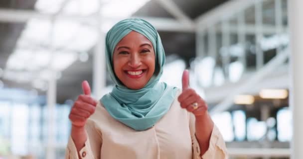 Muslim Thumbs Business Woman Office Walking Workplace Face Hand Gesture — Video Stock