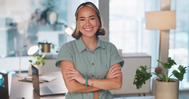 商业与女性的臂膀交叉 带着自信的微笑与领导 广告代理与现代办公室 具有企业成功 快乐和管理能力的女性员工和企业家形象 — 图库视频影像