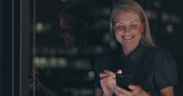 Night Smartphone Business Woman Networking Global App Reading Funny Meme — Αρχείο Βίντεο