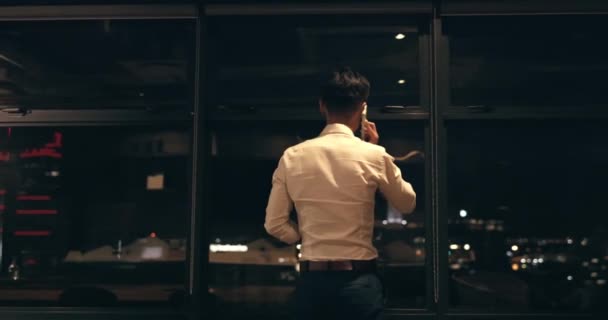 Ділова Людина Телефонний Дзвінок Вікно Вночі Сучасному Офісному Будинку Глобальних — стокове відео