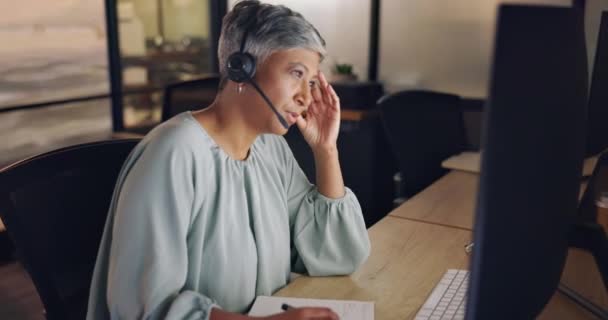 カスタマーサービスコミュニケーション コールセンターの女性は Crm テレマーケティングまたはナイトコンサルティングにご連絡ください 404コンピューターのグリッチを持つカスタマーサポート テレコムマイクやシニアコンサルタント — ストック動画