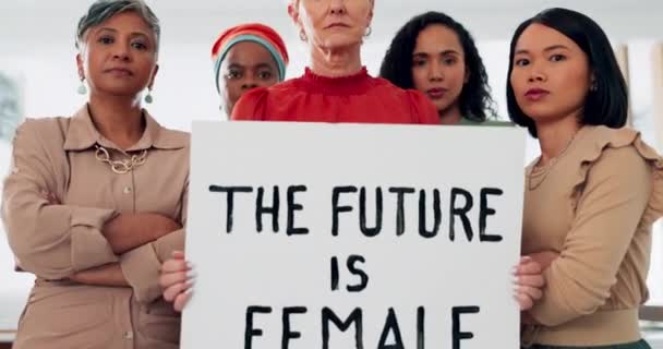 男女共同参画 女性のエンパワメント及び司法支援のための抗議ポスター 真剣な女性たち 女性の多様なグループ 人権バナーや差別や将来のビジョンの肖像画と戦う — ストック動画