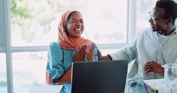 ウェブデザイン 目標達成とお祝いのための近代的なオフィスでの成功のためのイスラム教徒の女性 ラップトップと拍手 イスラム女性の笑顔 チームワークの幸福とサポートの手は 技術デバイスで祝う — ストック動画