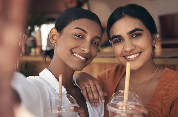 Moments Remember Two Friends Taking Selfies While Drinking Smoothies — Stock Photo, Image