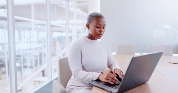 オフィスで入力するノートパソコン ビジネスと黒の女性 販売プロジェクト マーケティングメールまたは広告戦略 コンピュータ上の提案または研究を書く計画 作業と女性従業員 — ストック動画
