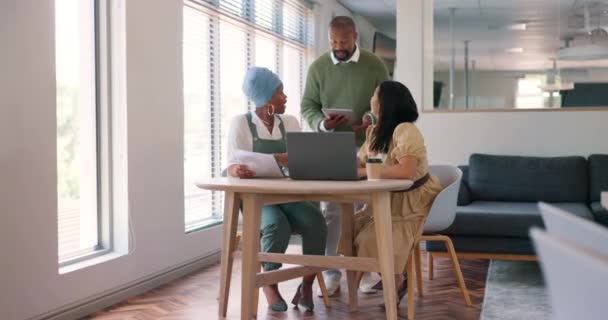Tablet Diversity Team Collaboration Business Man Show Review Financial Portfolio — Video