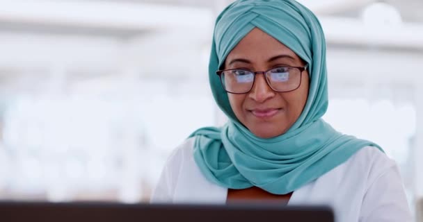 Muslim Business Woman Face Working Laptop Email Communication Technology Dubai — Stok video
